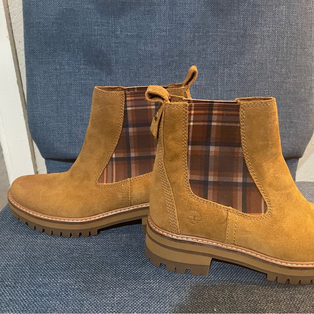 Timberland ladies boots size 7 tan in color